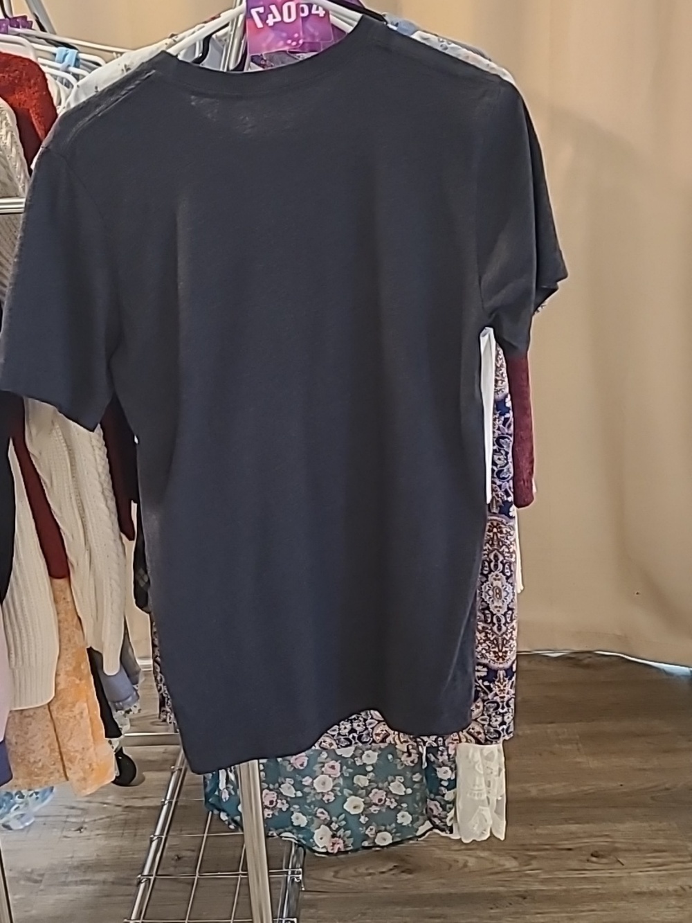 #32 - NWOT Buc-ee's Grey T Shirt - Med - Picture 6 of 10